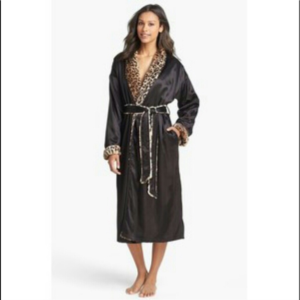 Giraffe at home robe leopard